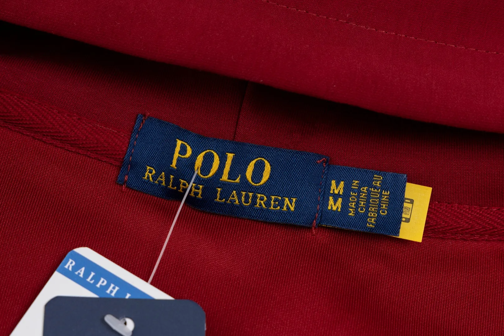 P236 #R95 Ralph Lauren/Ralph Lauren Twelve Color Pony🐎 Embroidered zipper cardigan jacket hooded sweatshirt This hooded sweatshirt is decorated with a simple style that represents Ralph Lauren. It is paired with a pony embroidery pattern. The three-dimensional solid color fabric and exquisite embroidery instantly set it off! Hooded sports design, loose and casual fit! The overall texture is very strong! Through the pictures, we can feel the thickness and texture of custom-woven and dyed threads. The workmanship is exquisite. They are shipped from major foreign trade factories. They are all made by masters with many years of experience. Everything is of high standards and requirements! Simple and versatile style ~ super delicate and soft, close to the body without being tied, all fabrics and accessories are original custom-made and of high quality! Perfectly reflects the brand’s sense of superiority! Standard cut, comfortable stretch, unrestricted movement! Highly practical, high-end and classy! Versatile style ~ can be paired with jeans or jogging pants. Ideal for transitioning from your morning commute to weekend events!  Color: Black with red label Black with white label Khaki Navy blue with red label Navy blue with white label White Light gray Dark gray Burgundy Army green Light blue Pink Size: S M L